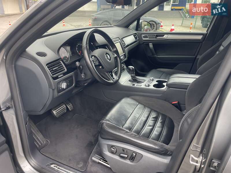 Позашляховик / Кросовер Volkswagen Touareg 2016 в Чернівцях