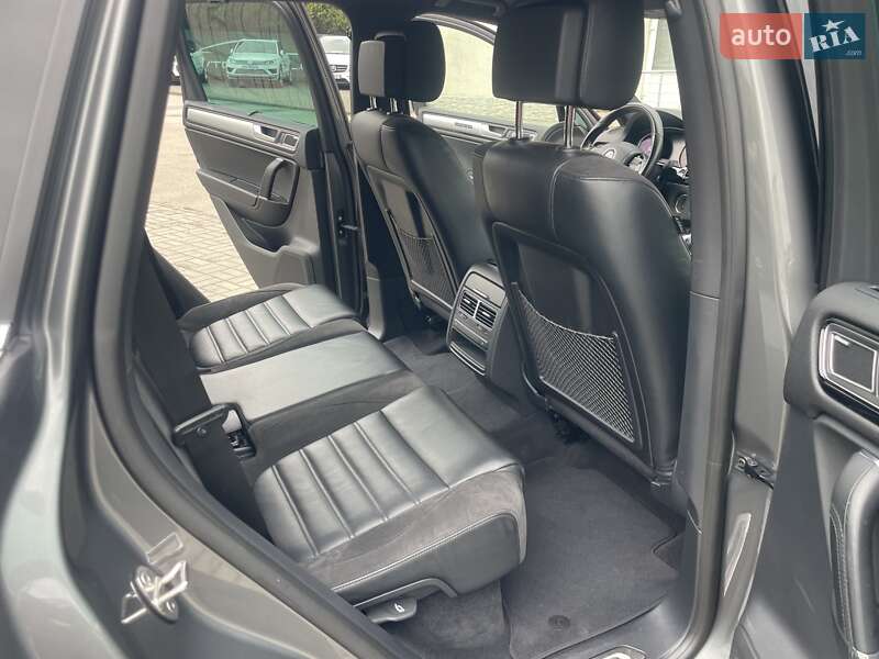 Позашляховик / Кросовер Volkswagen Touareg 2016 в Чернівцях