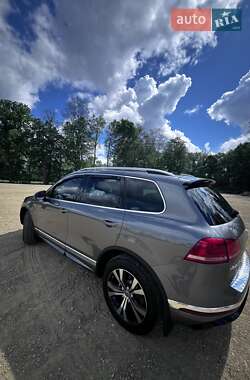 Позашляховик / Кросовер Volkswagen Touareg 2014 в 