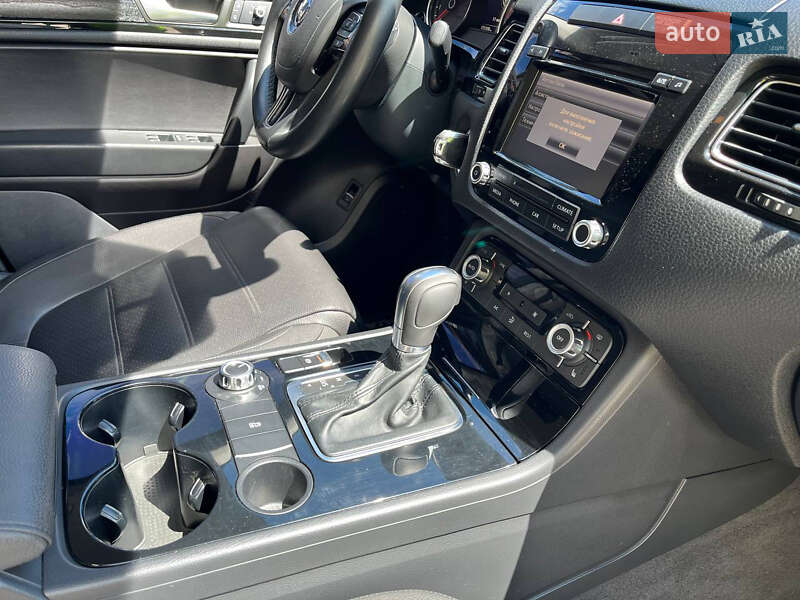 Позашляховик / Кросовер Volkswagen Touareg 2013 в Києві