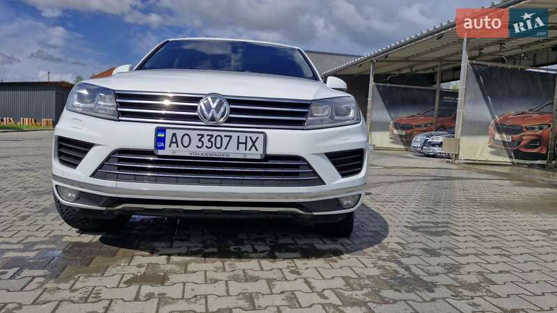 Позашляховик / Кросовер Volkswagen Touareg 2015 в Іршаві