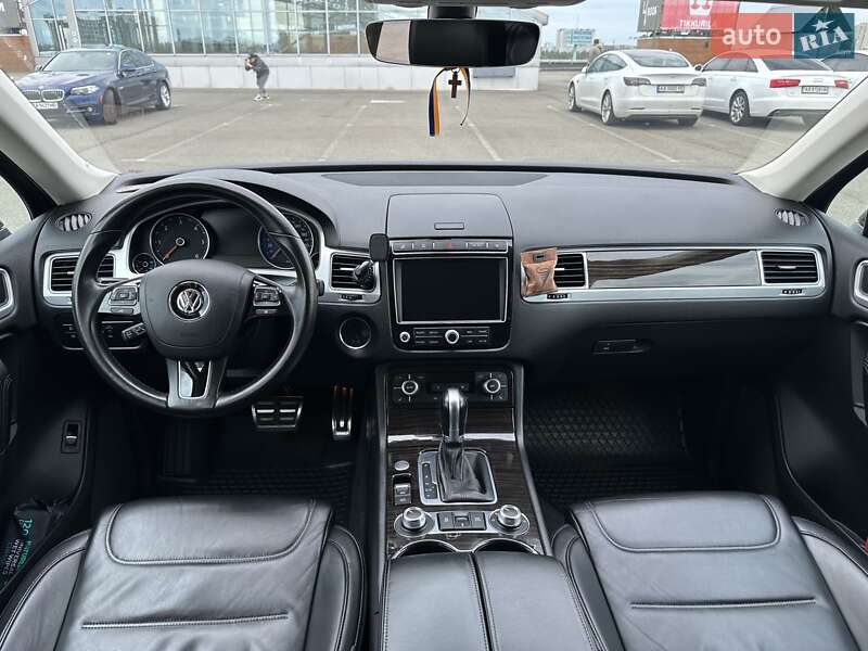 Позашляховик / Кросовер Volkswagen Touareg 2017 в Києві