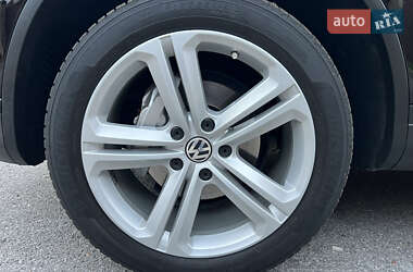 Внедорожник / Кроссовер Volkswagen Touareg 2015 в 