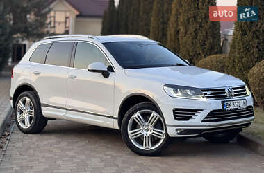 Внедорожник / Кроссовер Volkswagen Touareg 2015 в Сарнах