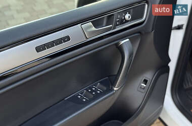 Позашляховик / Кросовер Volkswagen Touareg 2015 в 