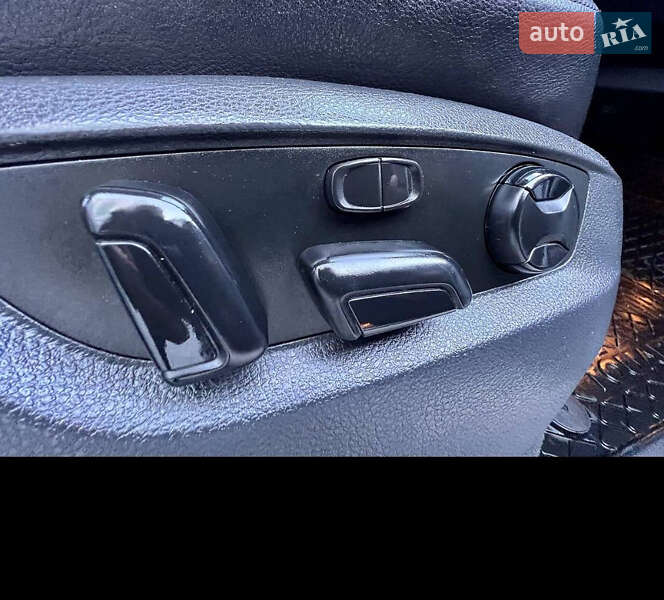 Внедорожник / Кроссовер Volkswagen Touareg 2012 в Фастове