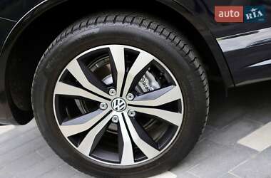 Внедорожник / Кроссовер Volkswagen Touareg 2016 в 