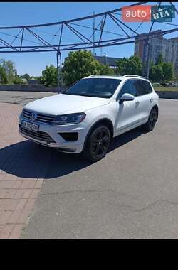 Позашляховик / Кросовер Volkswagen Touareg 2016 в Києві