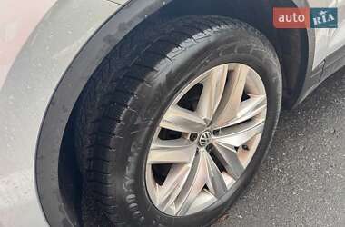 Внедорожник / Кроссовер Volkswagen Touareg 2019 в 