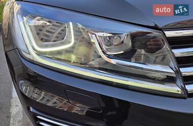 Внедорожник / Кроссовер Volkswagen Touareg 2017 в 