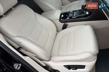 Позашляховик / Кросовер Volkswagen Touareg 2012 в 