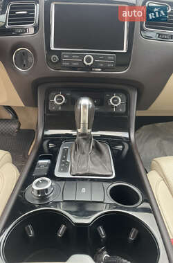 Позашляховик / Кросовер Volkswagen Touareg 2012 в 