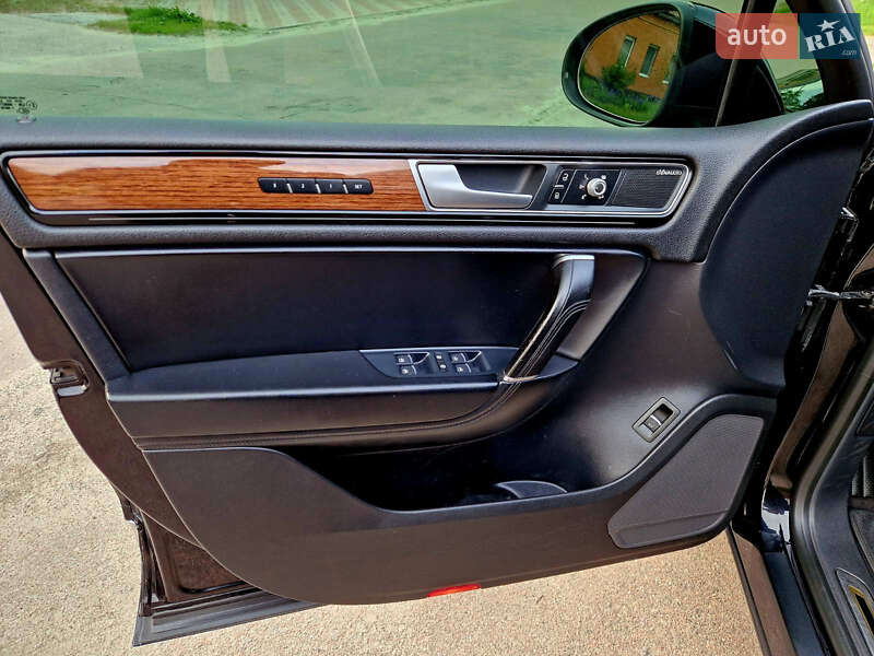 Внедорожник / Кроссовер Volkswagen Touareg 2016 в Шостке