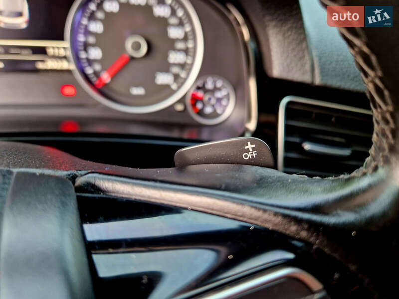 Внедорожник / Кроссовер Volkswagen Touareg 2016 в Шостке