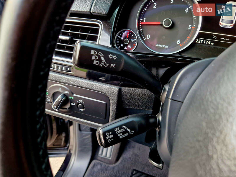 Внедорожник / Кроссовер Volkswagen Touareg 2016 в Шостке