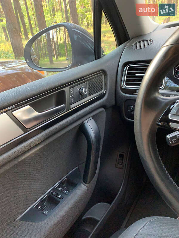 Внедорожник / Кроссовер Volkswagen Touareg 2011 в Львове