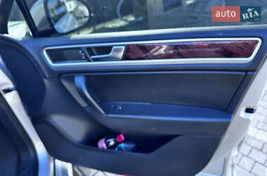 Внедорожник / Кроссовер Volkswagen Touareg 2011 в 