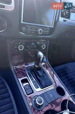 Внедорожник / Кроссовер Volkswagen Touareg 2011 в 
