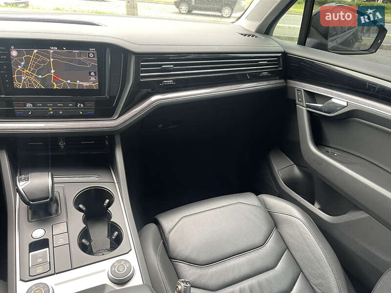 Позашляховик / Кросовер Volkswagen Touareg 2021 в Харкові