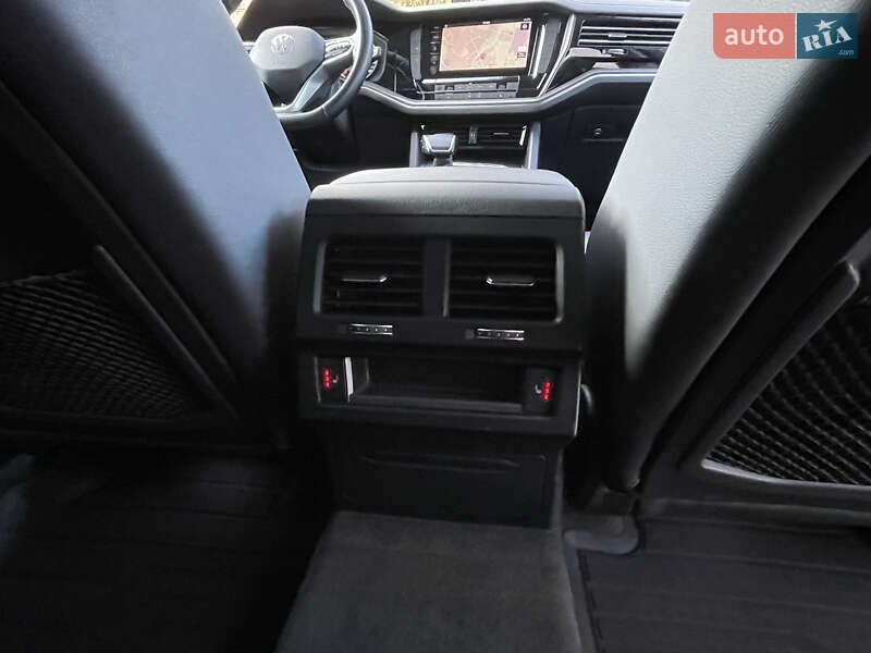 Позашляховик / Кросовер Volkswagen Touareg 2021 в Харкові