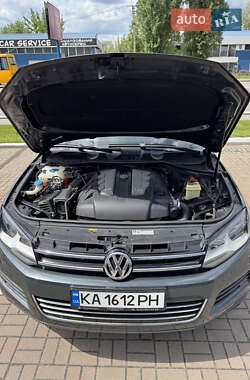 Внедорожник / Кроссовер Volkswagen Touareg 2013 в 