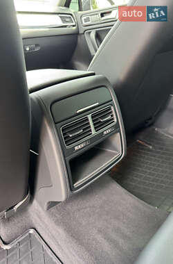 Внедорожник / Кроссовер Volkswagen Touareg 2013 в 