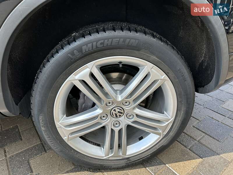 Позашляховик / Кросовер Volkswagen Touareg 2011 в Хмельницькому