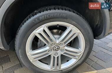 Внедорожник / Кроссовер Volkswagen Touareg 2011 в 