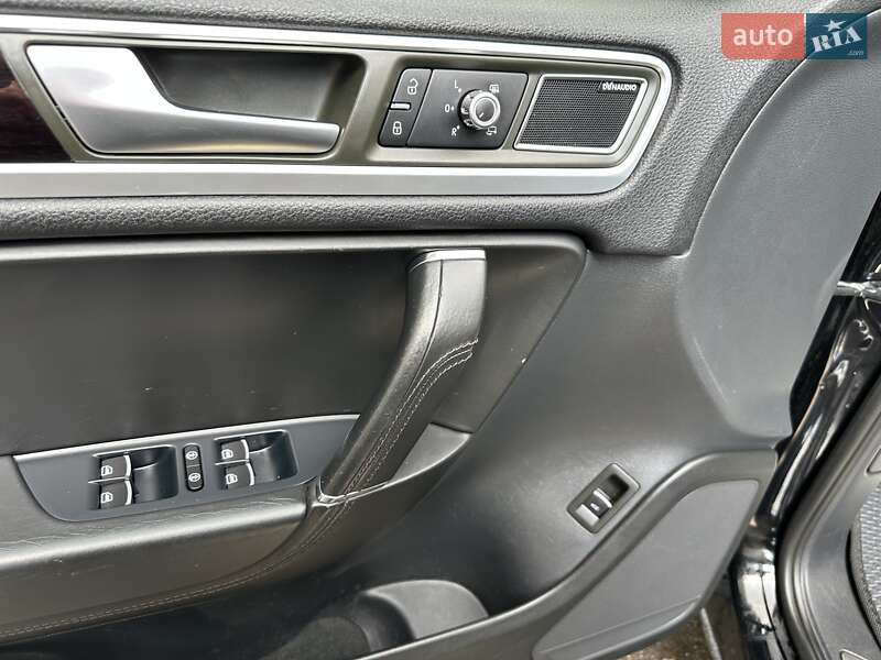 Позашляховик / Кросовер Volkswagen Touareg 2011 в Хмельницькому