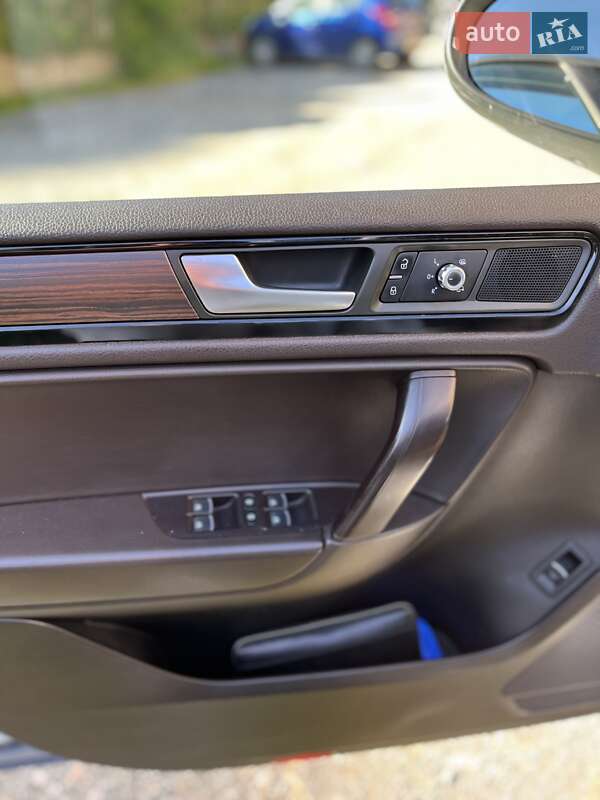 Внедорожник / Кроссовер Volkswagen Touareg 2014 в Новоднестровске