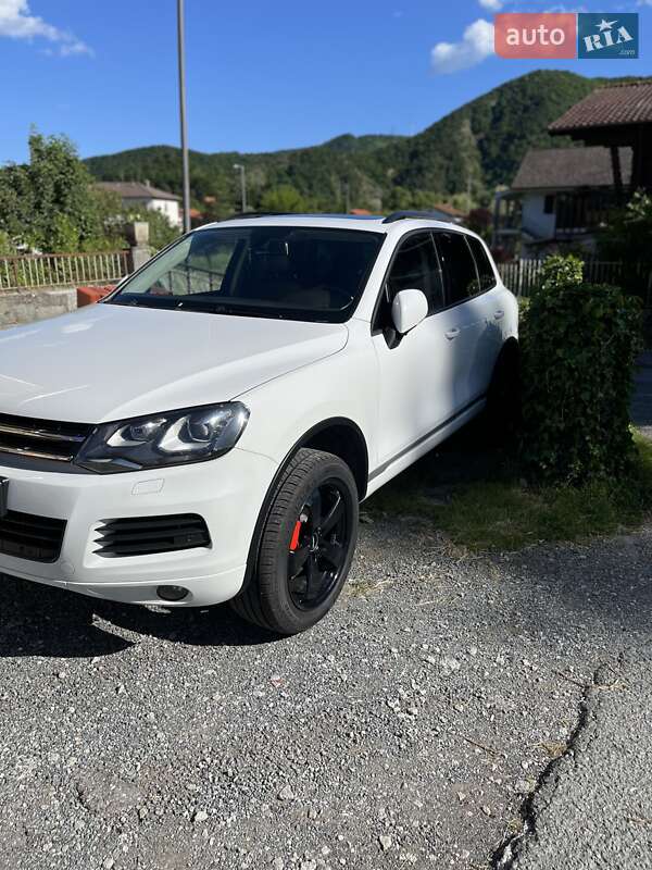 Внедорожник / Кроссовер Volkswagen Touareg 2014 в Новоднестровске