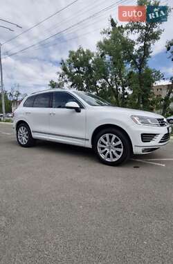 Внедорожник / Кроссовер Volkswagen Touareg 2015 в Киеве