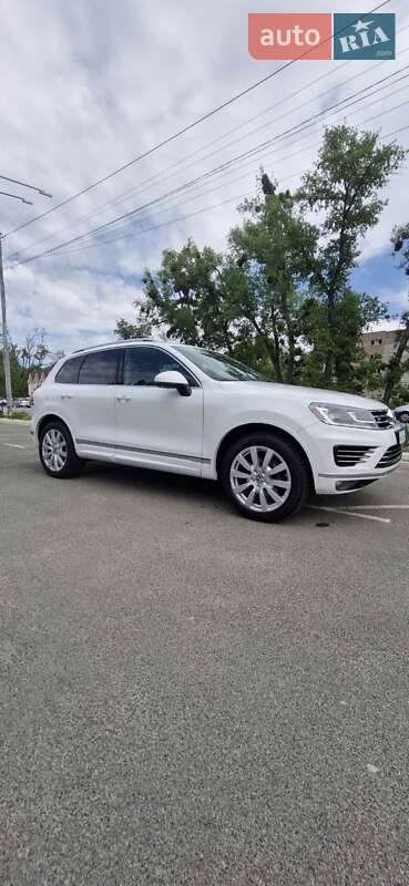 Внедорожник / Кроссовер Volkswagen Touareg 2015 в 