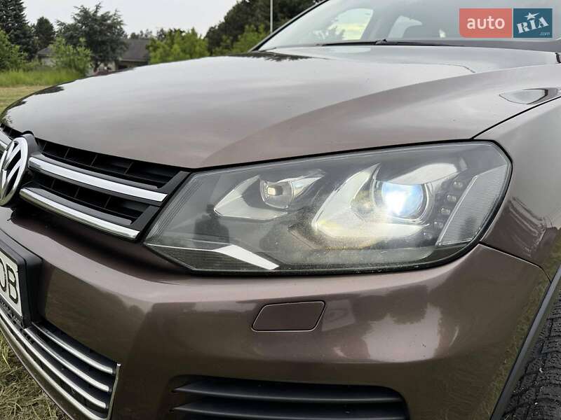 Позашляховик / Кросовер Volkswagen Touareg 2011 в Рівному