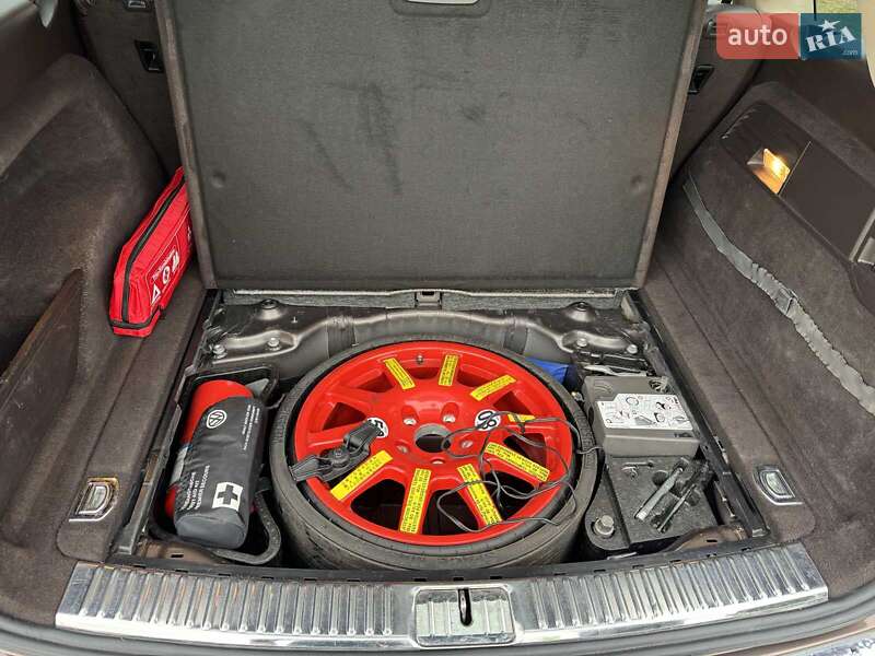 Позашляховик / Кросовер Volkswagen Touareg 2011 в Рівному