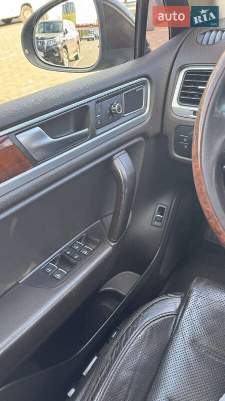 Внедорожник / Кроссовер Volkswagen Touareg 2011 в Одессе
