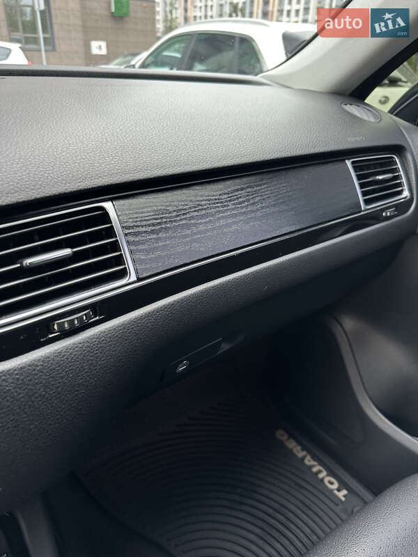 Внедорожник / Кроссовер Volkswagen Touareg 2013 в Киеве