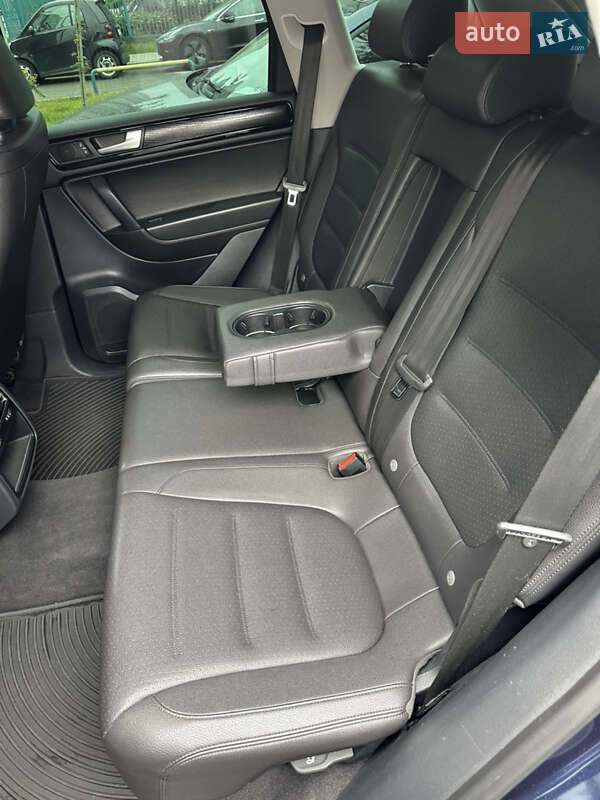Внедорожник / Кроссовер Volkswagen Touareg 2013 в Киеве
