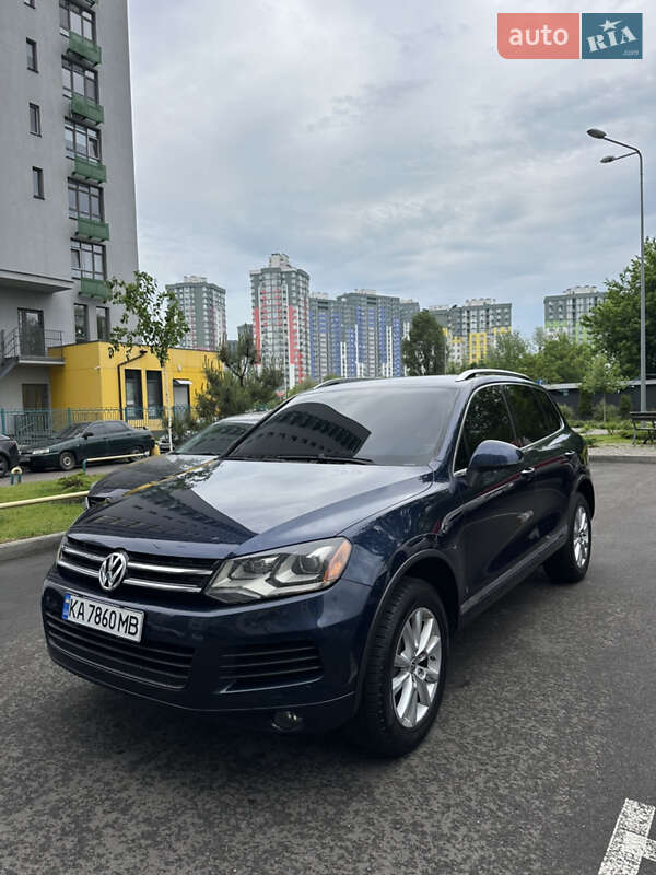 Внедорожник / Кроссовер Volkswagen Touareg 2013 в Киеве