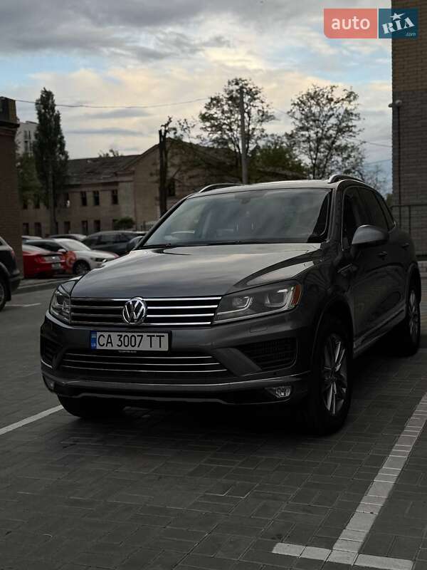 Внедорожник / Кроссовер Volkswagen Touareg 2015 в Смеле
