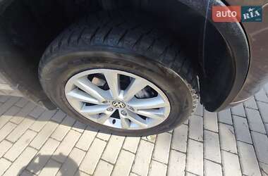 Позашляховик / Кросовер Volkswagen Touareg 2012 в 