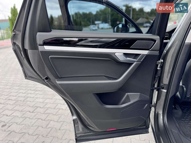 Позашляховик / Кросовер Volkswagen Touareg 2020 в Києві