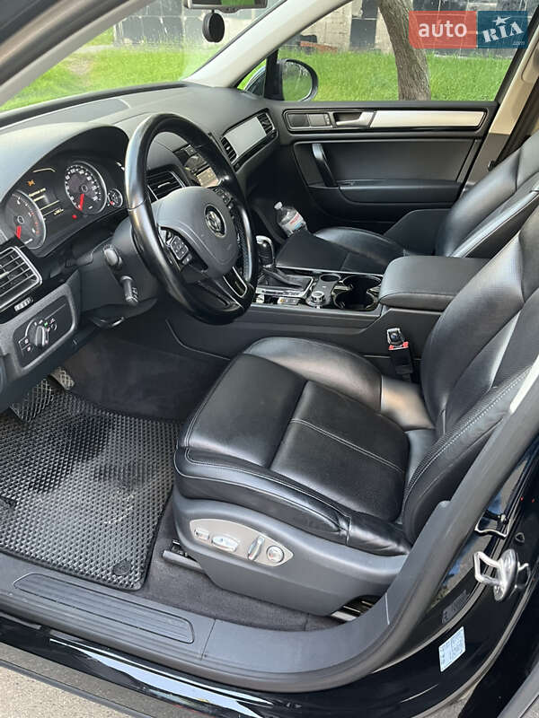 Позашляховик / Кросовер Volkswagen Touareg 2014 в Києві