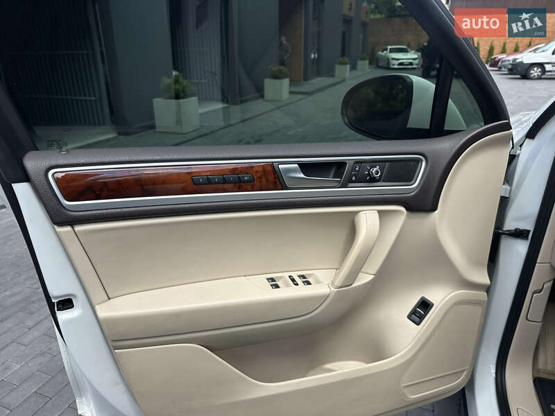 Позашляховик / Кросовер Volkswagen Touareg 2012 в Києві