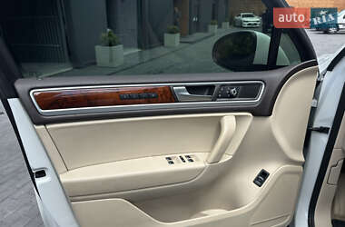 Позашляховик / Кросовер Volkswagen Touareg 2012 в 