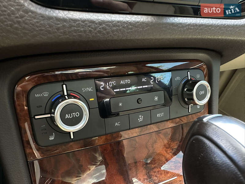 Позашляховик / Кросовер Volkswagen Touareg 2012 в Києві