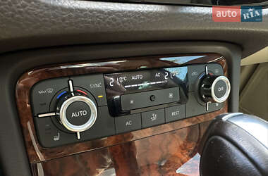 Позашляховик / Кросовер Volkswagen Touareg 2012 в 