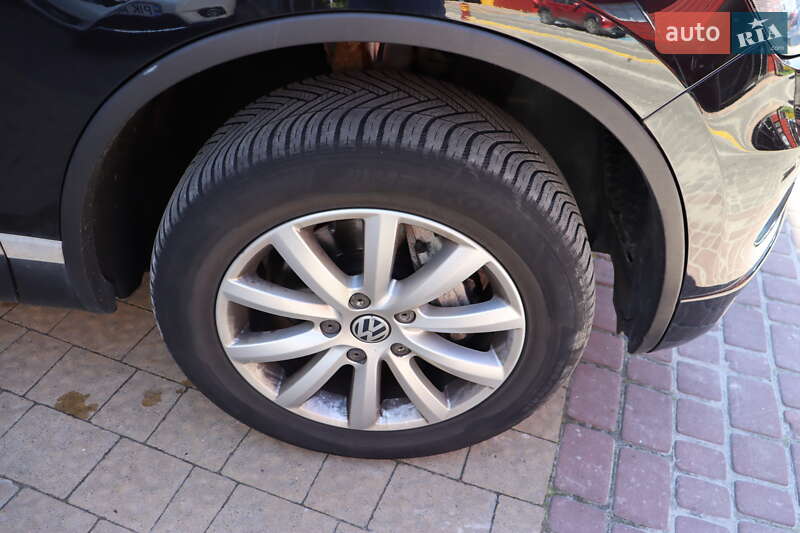 Внедорожник / Кроссовер Volkswagen Touareg 2013 в Львове