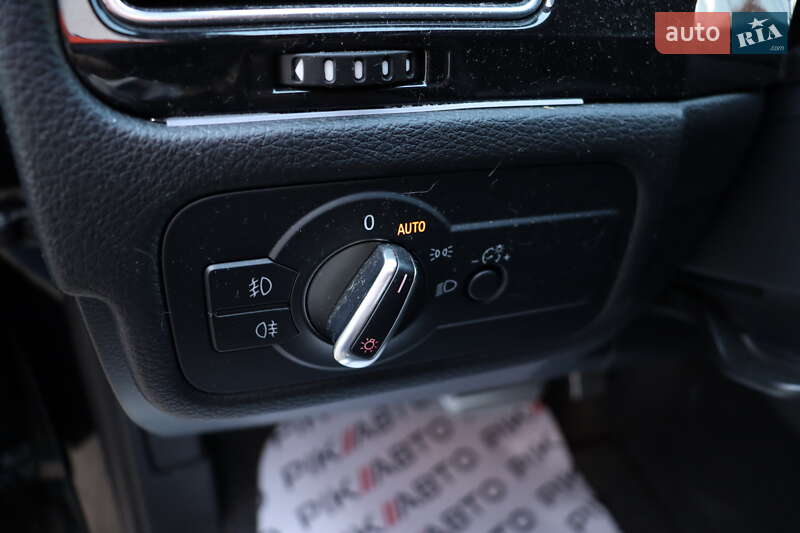 Внедорожник / Кроссовер Volkswagen Touareg 2013 в Львове
