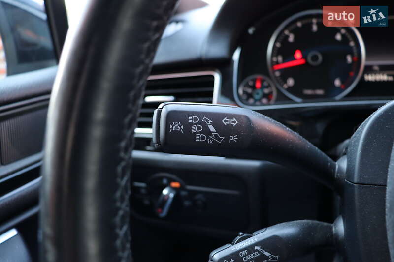 Внедорожник / Кроссовер Volkswagen Touareg 2013 в Львове